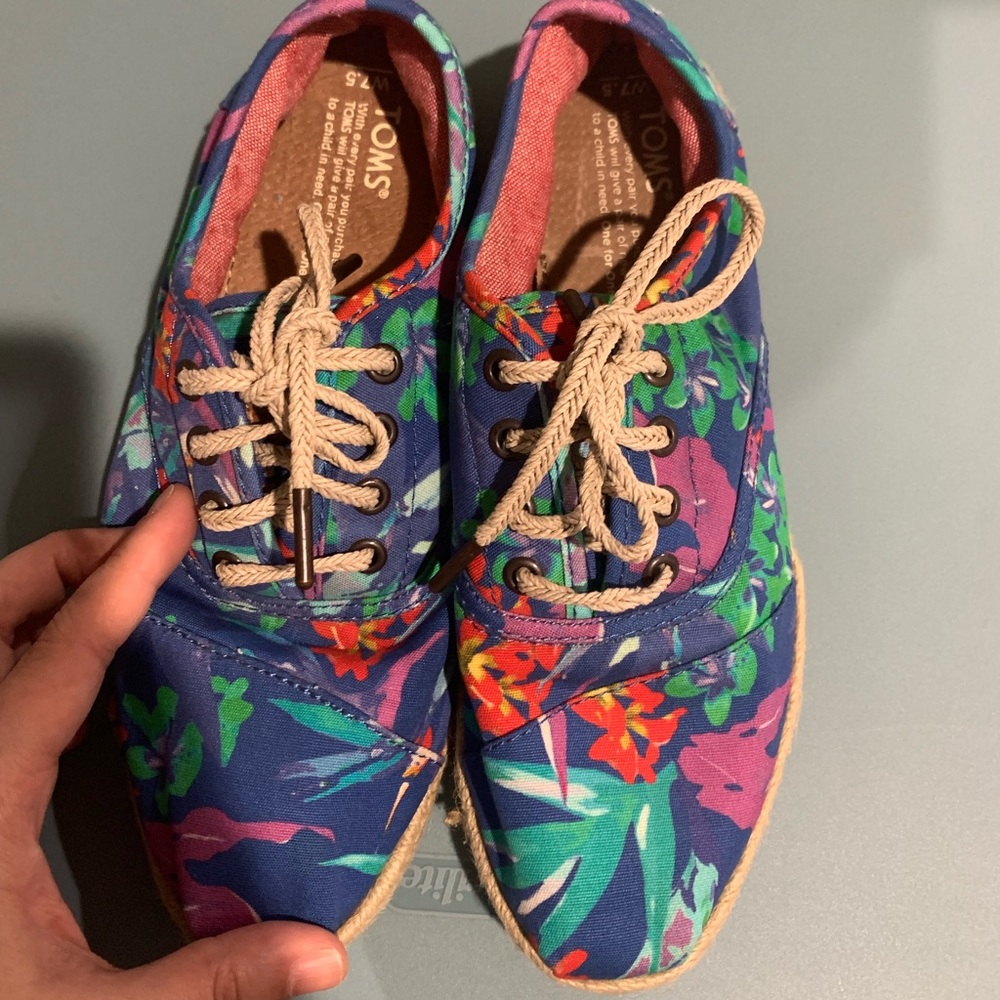 Women multicolor toms shoes size 7.5
